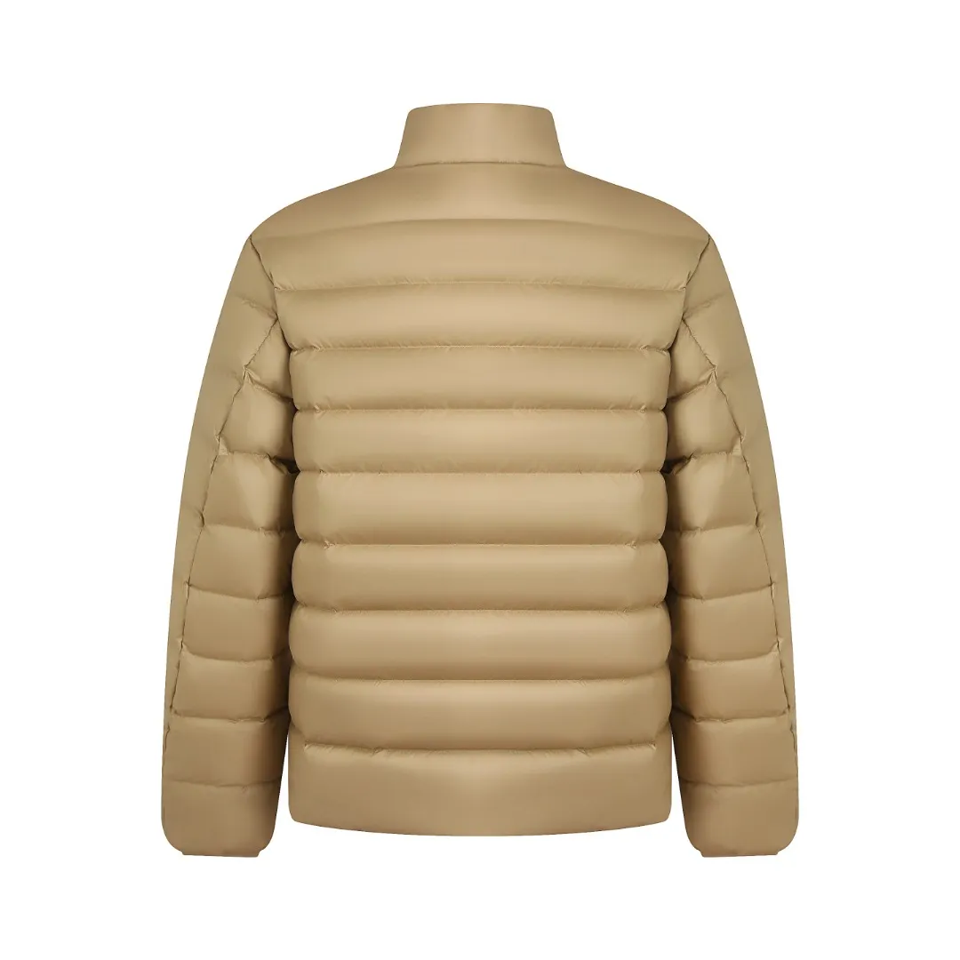 P890 Ralph Lauren Lightweight Down Jacket] Nylon fabric has good windproof and waterproof properties, which can effectively block the intrusion of wind and rain from the outside and keep the inside dry, suitable for wearing in humid or rainy environments.  The red label on the chest is made with an imported MECLO embroidery machine. The original pattern is scanned first, and then high-quality silk thread is used to make a pattern. The density effect is adjusted by continuous pattern making.  Exquisite details: the zipper design is simple and elegant, easy to operate; the closing design of the cuffs and hem effectively prevents the intrusion of cold wind, improving the warmth and comfort of wearing.  High-quality filling: 90 white duck down is selected, with a weight of 260g, ensuring excellent thermal insulation performance. After strict screening and processing, the velvet is not easy to drill, ensuring durability. The hangtags, wash marks, air holes, and four-button buttons are all customized from the original one-to-one mold.    Size: S M L